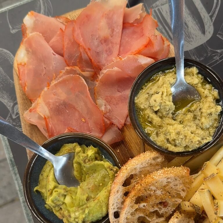La planche à composer du 54 Cocktails Bar, charcuterie, tartinables et pain grillé, Grand'Place à Arras