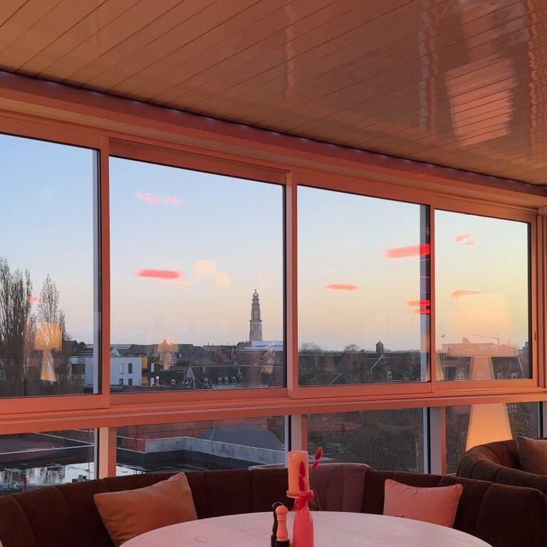 La vue sur le beffroi d'Arras au coucher du soleil depuis le rooftop du 7e Ciel