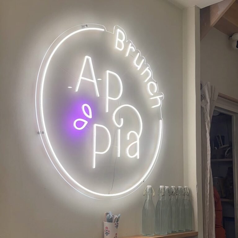 Enseigne néon Appia Brunch dans la salle, rue de la Housse à Arras