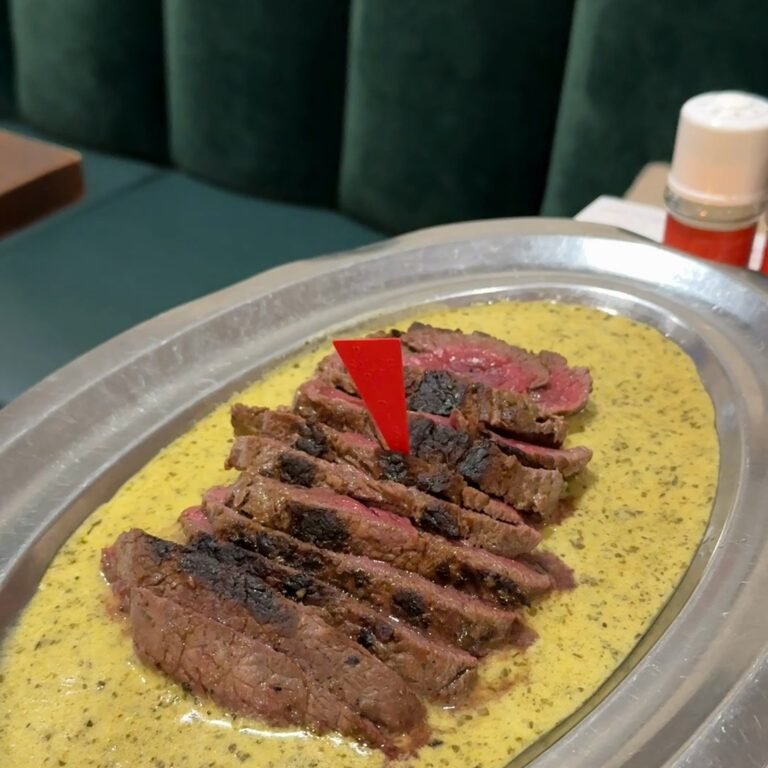 Le Bœuf Paradis tranché et sa sauce maison à l'Assiette au Bœuf, Grand'Place à Arras