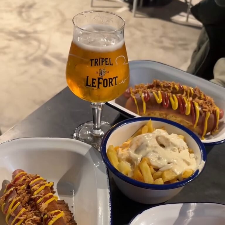 Hot dogs, bière pression et frites à la sauce maroilles au BadAss, boulevard Faidherbe à Arras