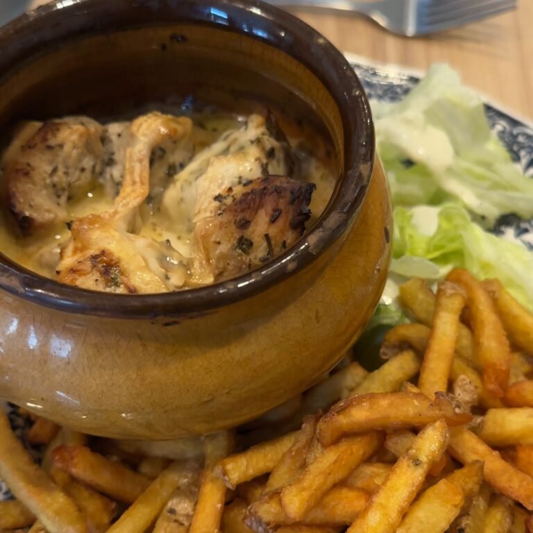 Le poulet au maroilles en cocotte et ses frites maison au Cannt'je d'Pain, place du Théâtre à Arras