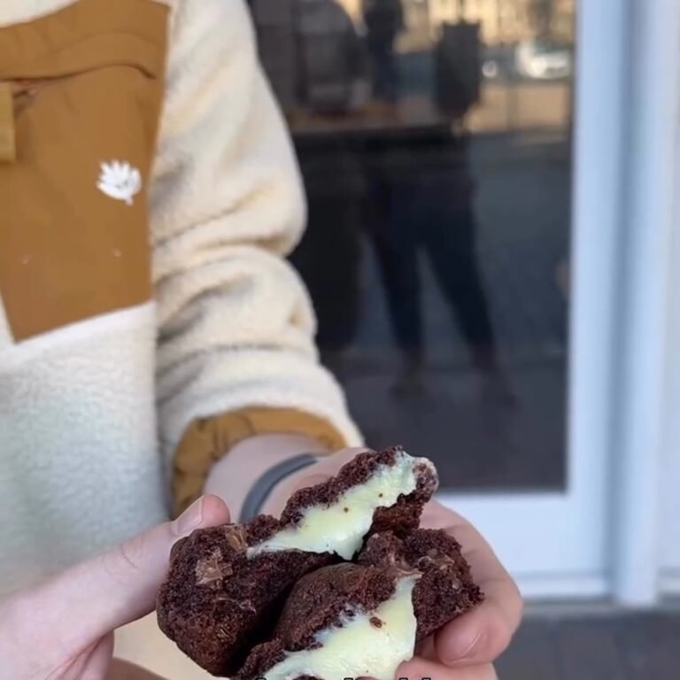 Cookie au chocolat ouvert sur son cœur coulant au chocolat blanc, Chunkies Bakery Grand'Place d'Arras
