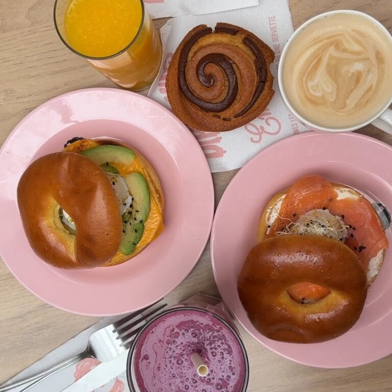 Bagels, roulé à la cannelle et cappuccino chez Emilie and the Cool Kids à Arras
