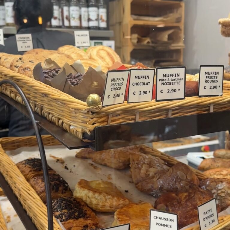La vitrine de viennoiseries et de muffins chez Hélios, boulangerie de la Grand'Place à Arras