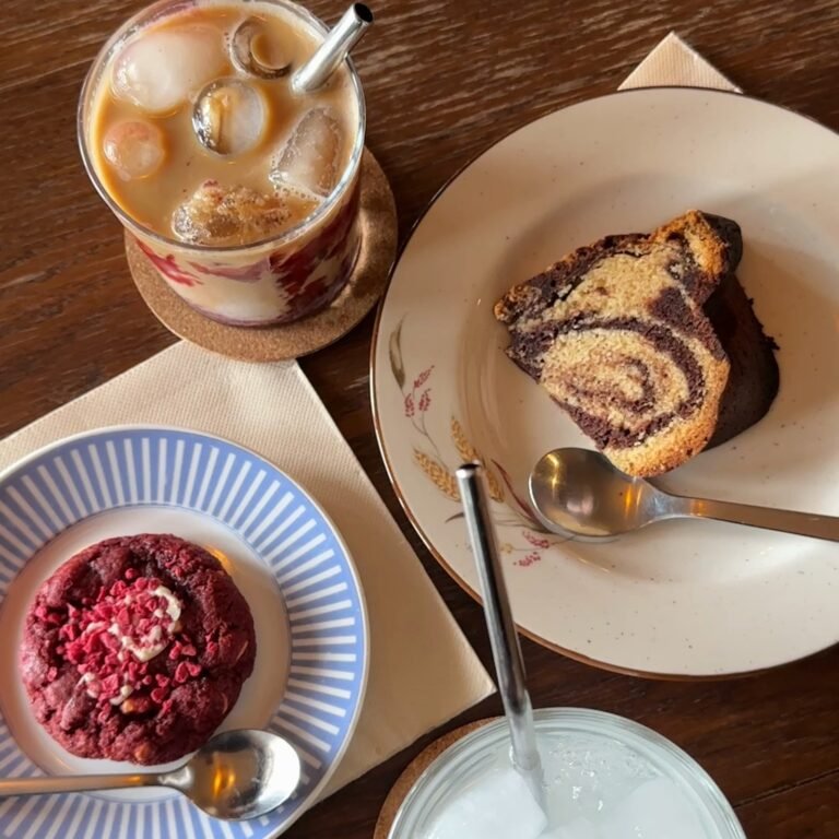 Café glacé et pâtisseries chez Hemera, café créatif et librairie sur la Grand'Place d'Arras