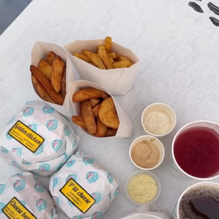 Burgers, potatoes et sauces de Holly's Diner à Duisans, commande à emporter