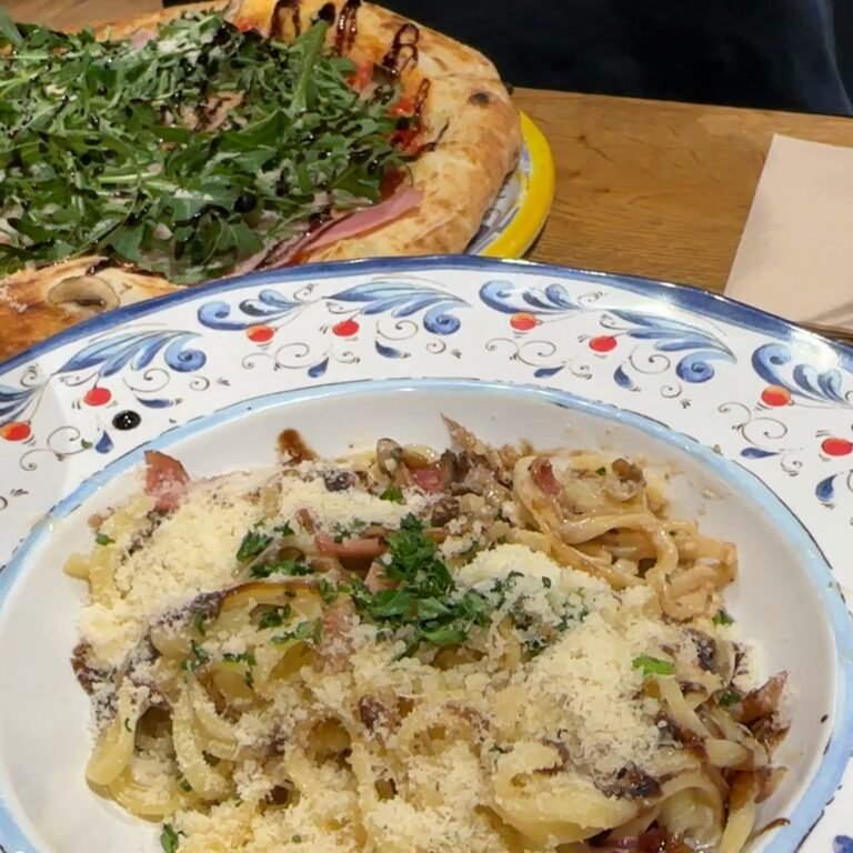 Les pâtes et une pizza à Il Trattoria, restaurant italien place des Héros à Arras