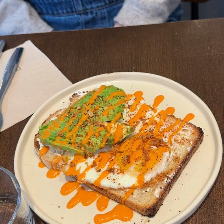 Le spicy avocado toast du Niksen, coffee shop végétarien à Arras