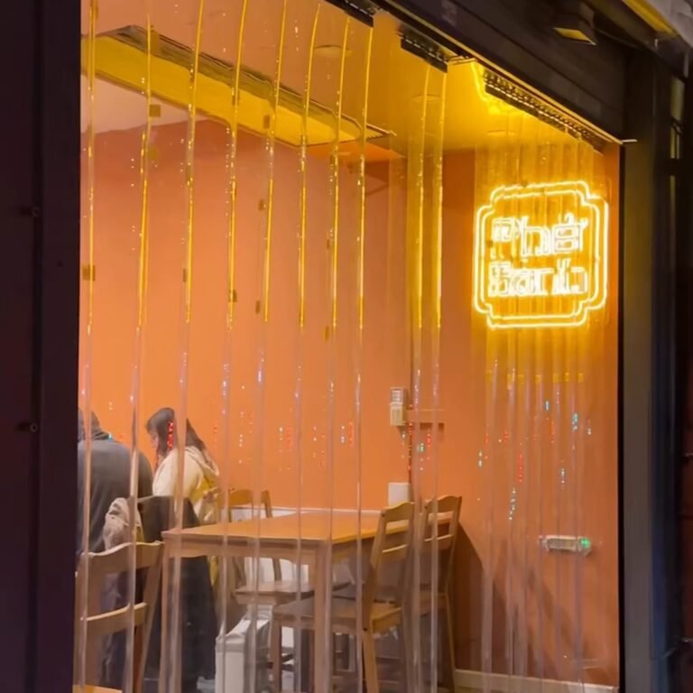 Devanture éclairée du restaurant vietnamien Pho Ganh, 4 rue Ernestale à Arras