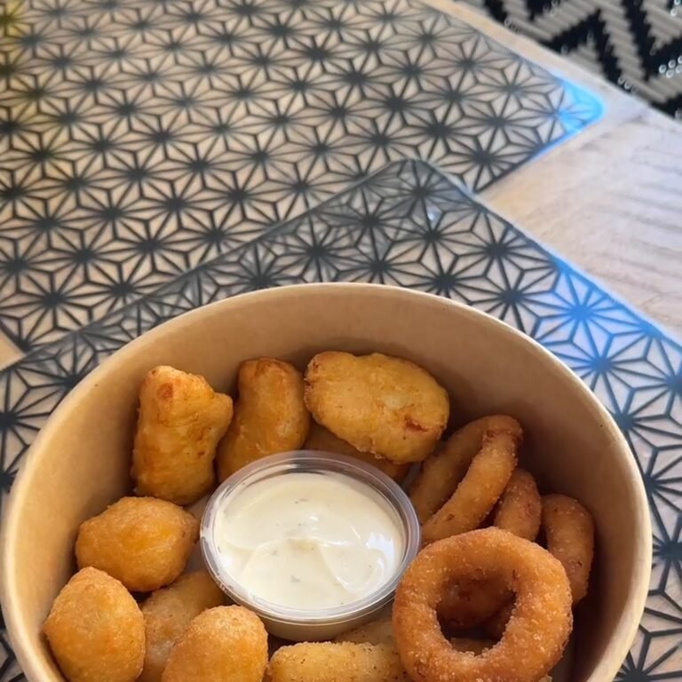 Box de nuggets, sticks de mozzarella et onion rings de la friterie Snack Time à Achicourt